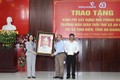 Phó Chủ tịch nước Võ Thị Ánh Xuân trao tặng chân dung Chủ tịch Hồ Chí Minh cho Đảng bộ, Chính quyền và Nhân dân thị xã Tịnh Biên. Ảnh: Công Mạo-TTXVN