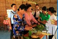 Du khách trải nghiệm hoạt động làm bánh dân gian tại Miss Hai Homestay, huyện Tam Bình, tỉnh Vĩnh Long. Ảnh: Lê Thúy Hằng - TTXVN