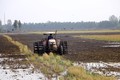 Nông dân huyện Mỹ Tú (Sóc Trăng) làm đất chuẩn bị xuống giống vụ lúa Hè Thu 2023. Ảnh Tuấn Phi – TTXVN