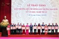 Chủ tịch nước Võ Văn Thưởng trao tặng Giải thưởng Hồ Chí Minh cho các tác giả, đại diện gia đình các tác giả. Ảnh: Thống Nhất-TTXVN