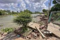 Bờ sông Trà Nóc ở phường Thới An Đông, quận Bình Thủy bị sạt lở vào tới sân nhà dân. Ảnh: Thanh Liêm - TTXVN