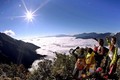 Leo núi săn mây trên đỉnh Tà Xùa, huyện Trạm Tấu là một trong những loại hình du lịch mạo hiểm đang được các bạn trẻ ưa thích. Ảnh: Tiến Khánh – TTXVN