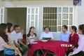 Đoàn khảo sát Ngân hàng Chính sách xã hội Việt Nam đi thực tế tại hộ vay vốn xây dựng nhà ở tại huyện Mỹ Tú. Ảnh: Tuấn Phi-TTXVN