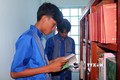 Học sinh Trường THPT dân tộc nội trú Huỳnh Cương đọc sách tại thư viện sau giờ học. Ảnh: Tuấn Phi - TTXVN