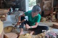 Chế tác gỗ mỹ nghệ tại làng nghề truyền thống Du Dự (huyện Thanh Oai, Hà Nội). Ảnh: Đinh Thuận - TTXVN