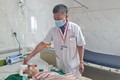 Bác sỹ tại Bệnh viên Đa khoa vùng Tây Nguyên đang điều trị cho bệnh nhân B. Ảnh: baodaklak.vn