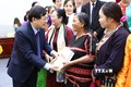 Phó Chủ tịch Ủy ban Trung ương Mặt trận Tổ quốc Việt Nam Nguyễn Hữu Dũng trao tặng sách cho các đại biểu dân tộc. Ảnh: Minh Đức – TTXVN