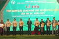 Phó chủ tịch UBND tỉnh Thái Nguyên Nguyễn Thanh Bình trao chứng nhận sản phẩm nông nghiệp đạt chuẩn OCOP cho các hợp tác xã. Ảnh: Quân Trang - TTXVN