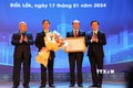 Phó Thủ tướng Chính phủ Trần Hồng Hà trao Quyết định phê duyệt Quy hoạch tỉnh Đắk Lắk thời kỳ 2021 – 2030, tầm nhìn 2050 cho lãnh đạo tỉnh Đắk Lắk. Ảnh: Anh Dũng - TTXVN