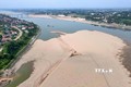 Sông Đà cạn nước kỷ lục, ảnh hưởng nghiêm trọng đến đời sống người dân vùng hạ lưu. Ảnh: TTXVN