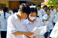 Các thí sinh tại điểm thi trường THPT Đào Duy Từ (thành phố Đồng Hới, tỉnh Quảng Bình) trao đổi về đề thi Ngoại ngữ. Ảnh: Tá Chuyên - TTXVN