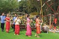 Đồng bào dân tộc Khmer giới thiệu đến du khách điệu múa truyền thống. Ảnh: Hoàng Tâm