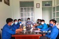 Đoàn viên thanh niên tỉnh Gia Lai xung kích, đi đầu trong việc cài đặt ứng dụng Bluezone nhằm phòng, chống dịch Covid-19. Ảnh TTXVN phát
