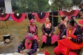 Đồng bào dân tộc Mông giới thiệu các công đoạn dệt thổ cẩm truyền thống tại Làng Văn hóa - Du lịch các dân tộc Việt Nam. Ảnh: Hoàng Hải 