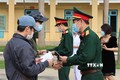 Lãnh đạo Bộ Chỉ huy quân sự tỉnh Hòa Bình trao giấy chứng nhận hoàn thành thời gian cách ly cho công dân. Ảnh: Thanh Hải - TTXVN