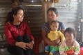 Chị Nguyễn Thị Hằng (bên trái) thường xuyên động viên chị H'Nem cố gắng khắc phục khó khăn, tìm kiếm công việc phù hợp để nuôi sống gia đình. Ảnh: baodaknong.org.vn