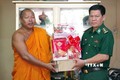 Bộ đội Biên phòng Sóc Trăng thăm, tặng quà sư sãi đồng bào Khmer dịp Lễ Sen Dolta