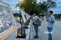 Người dân thành phố Huế tham quan các tác phẩm tại triển lãm. Ảnh: Mai Trang - TTXVN