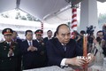 Chủ tịch nước Nguyễn Xuân Phúc và các đại biểu dâng hương tại Khu tưởng niệm Hòn Tàu - Đèo Le. Ảnh: Thống Nhất – TTXVN
