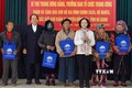 Đồng chí Trương Thị Mai thăm, tặng quà gia đình chính sách và học sinh dân tộc thiểu số có hoàn cảnh khó khăn tại Hà Giang