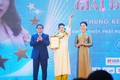 Thủ tướng Chính phủ Phạm Minh Chính và bà Hà Thị Nga, Chủ tịch Trung ương Hội Liên hiệp Phụ nữ Việt Nam trao giải Đặc biệt cho tác giả phụ nữ khởi nghiệp. Ảnh: Hoàng Tâm