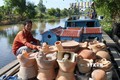 Các sản phẩm của làng nghề nắn nồi đất ở thị trấn Hòn Đất (Kiên Giang) được vận chuyển đến các tỉnh trong khu vực Đồng bằng sông Cửu Long để tiêu thụ. Ảnh: Văn Sĩ - TTXVN