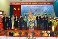 Lãnh đạo huyện Thuận Châu tặng hoa chúc mừng xã Chiềng Pha đạt chuẩn nông thôn mới. Ảnh: Quang Quyết - TTXVN