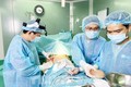Ê-kíp phẫu thuật Bệnh viện thẩm mỹ JW thực hiện phẫu thuật lấy dị vật "bỏ quên" trong ngực bệnh nhân. Ảnh: TTXVN phát