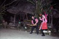 Vợ chồng anh Tráng A Chu biểu diễn các tiết mục múa đặc sắc của đồng bào dân tộc Mông cho du khách. Ảnh: Quang Quyết-TTXVN