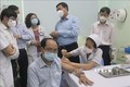 Thứ trưởng Bộ Y tế Đỗ Xuân Tuyên kiểm tra việc triển khai tiêm vaccine tại Bệnh viện Đa khoa Hùng Vương (Quận 5). Ảnh: Thu Hương - TTXVN