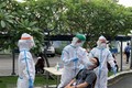 Các y bác sỹ Trung tâm kiểm soát bệnh tật Thành phố Hồ Chí Minh và Quận 7 thực hiện xét nghiệm sàng lọc COVID-19 ngẫu nhiên cho công nhân. Ảnh: Thanh Vũ/TTXVN
