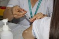 Tiêm vaccine phòng COVID-19 cho nhân viên y tế. Ảnh: Đinh Hằng-TTXVN
