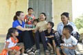 Cô giáo Mai Thị Lâm tuyên truyền, vận động phụ huynh và bà con người dân tộc Hrê cho con đi học. Ảnh: Minh Đức - TTXVN