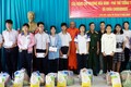 Chùa Candaransi và Bộ Tư lệnh Thành phố Hồ Chí Minh trao tặng quà cho đồng bào Khmer ở huyện Cần Giờ