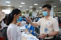 Trước diễn biến mới của dịch Covid-19, từ ngày 28/01/2021, Thành phố Hồ Chí Minh chính thức tái kích hoạt hệ thống phòng, chống dịch bệnh tại các cơ quan, đơn vị và địa phương trên địa bàn. Trong ảnh (tư liệu) Đo thân nhiệt người đến khám bệnh tại Bệnh vi