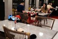 在泰国的越南餐厅采用创新的隔离式就餐办法