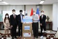  越南驻韩国大使馆向旅居韩国越南人赠送2.5万只口罩