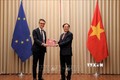 越南代表向欧盟驻河内代表团递交EVFTA和EVIPA的批准文件