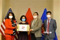 越南驻美国大使馆向美国首都华盛顿赠送口罩