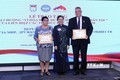 越南向俄罗斯驻胡志明市总领事等官员授予“致力于各民族的和平友谊”纪念章