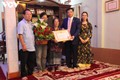 首位旅居老挝越侨获得70年党龄纪念章