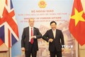越南政府副总理兼外长范平明同英国外交发展大臣举行会谈