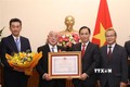 越南向日本首相特别顾问授予越南友谊勋章