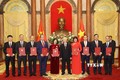越共中央总书记、国家主席阮富仲向驻外大使颁发任命书