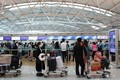 新冠肺炎疫情：将在韩国和日本的近700名越南公民接回国