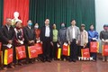 越南祖国阵线中央委员会主席陈青敏看望慰问广治省受灾灾民