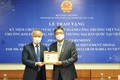 越南工贸部向韩国驻越南贸易参赞授予纪念章