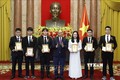 国家主席阮春福向获国际大奖的学生授予劳动勋章