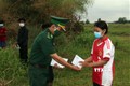 坚江省向柬埔寨边境地区儿童授予助学金