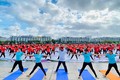 约3000人参加在广宁省举行的第八届国际瑜伽日活动